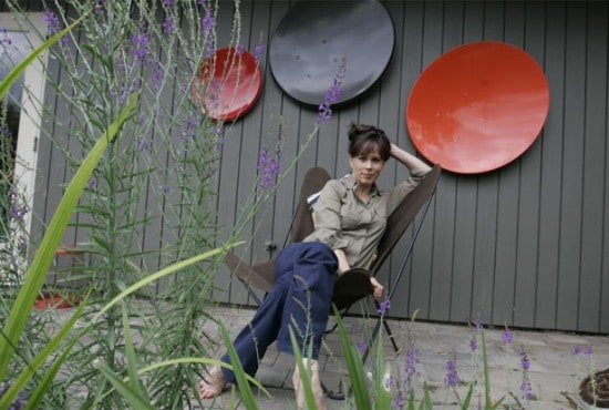 Using satellite dishes in the garden for decor