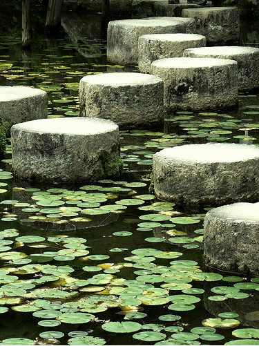 tips for perfect stepping stone paths - Naka Shin-en (Middle Garden) image by soemmia via www.pithandvigor.com