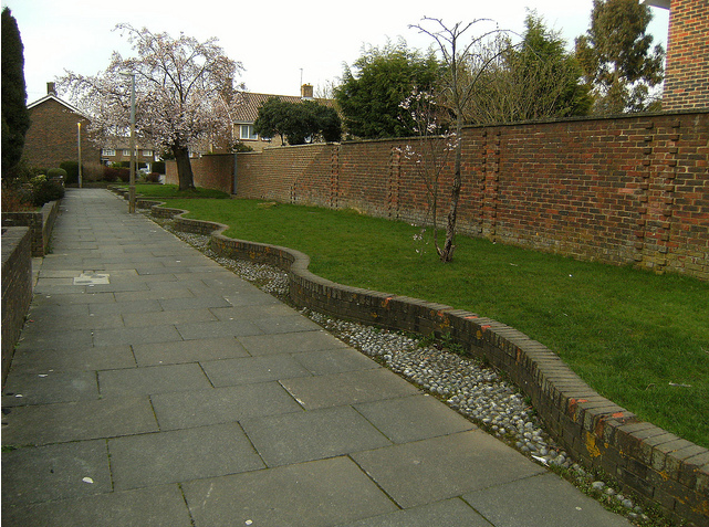 Garden Design Basics - Serpentine Wall