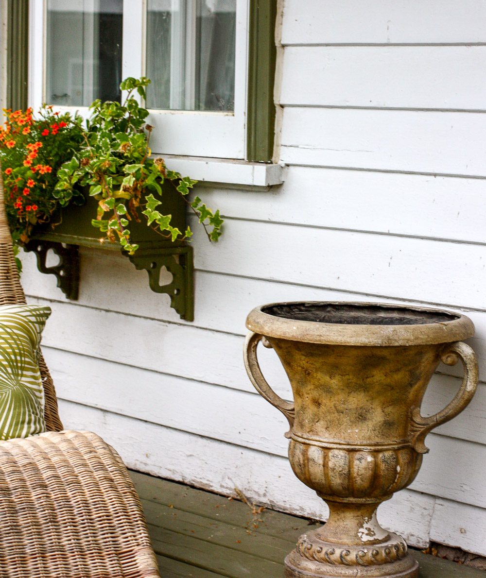 Pretty Porch Ideas from Ile d'Orleans in Quebec, Canada