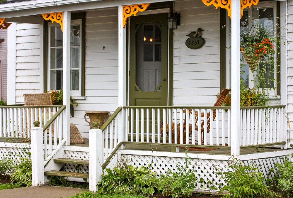 Pretty Porch Ideas from Ile d'Orleans in Quebec, Canada