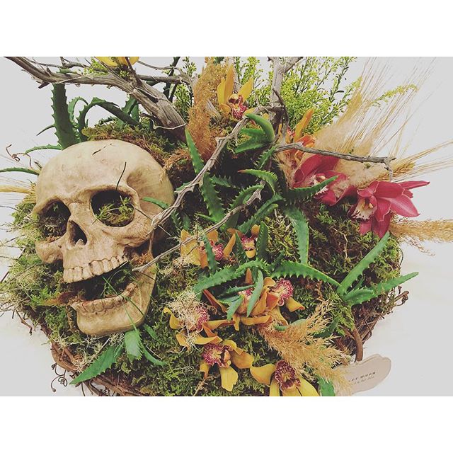 Halloween arrangement by @rivermoonbotanicals_maui via www.pithandvigor.com
