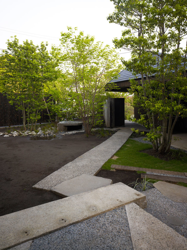 japanese garden - Black soil and hexagon garden by n-tree www.n-tree.jp via www.pithandvigor.com 