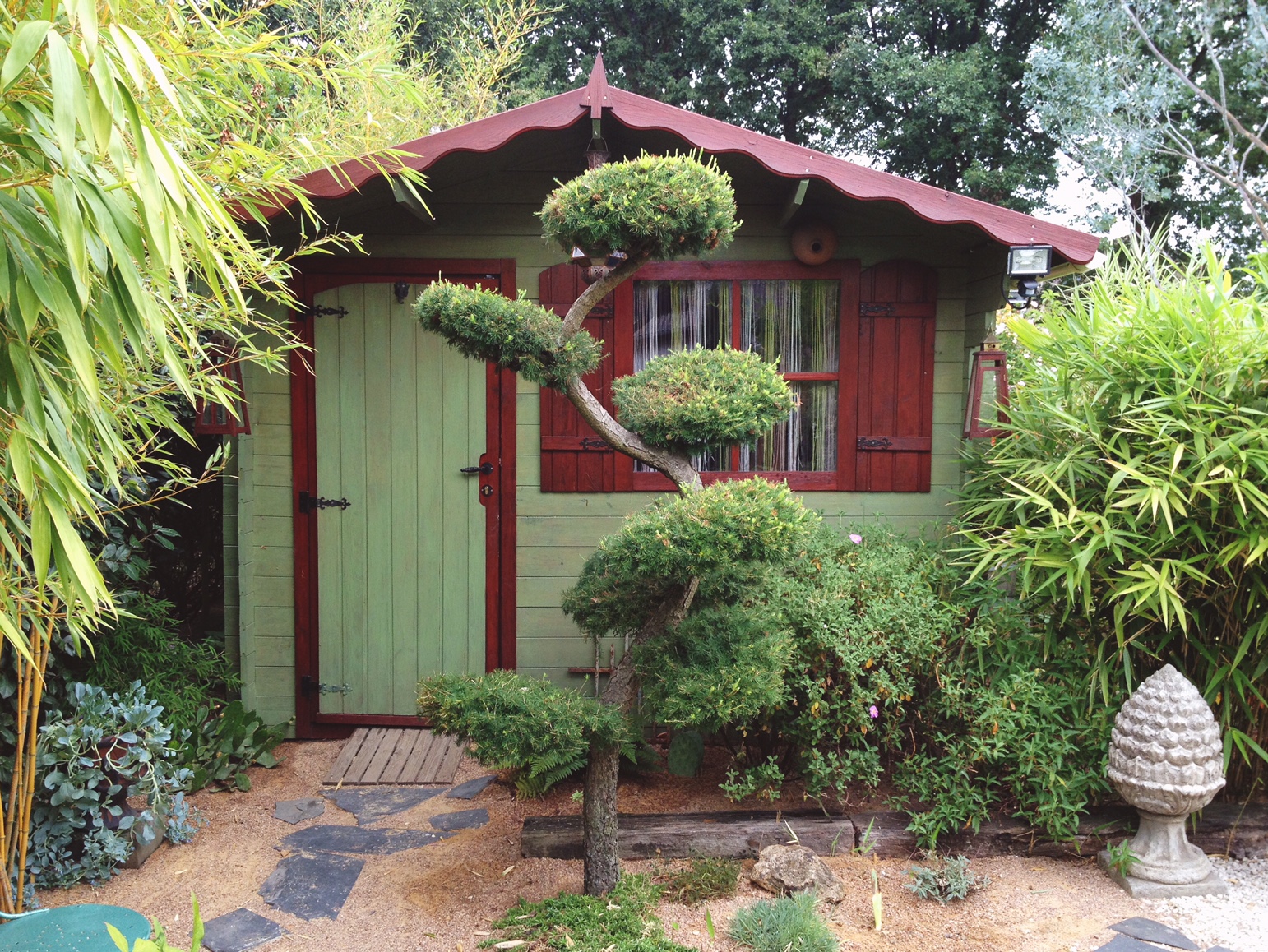 Cute shed in a french town garden. See the makeover.
